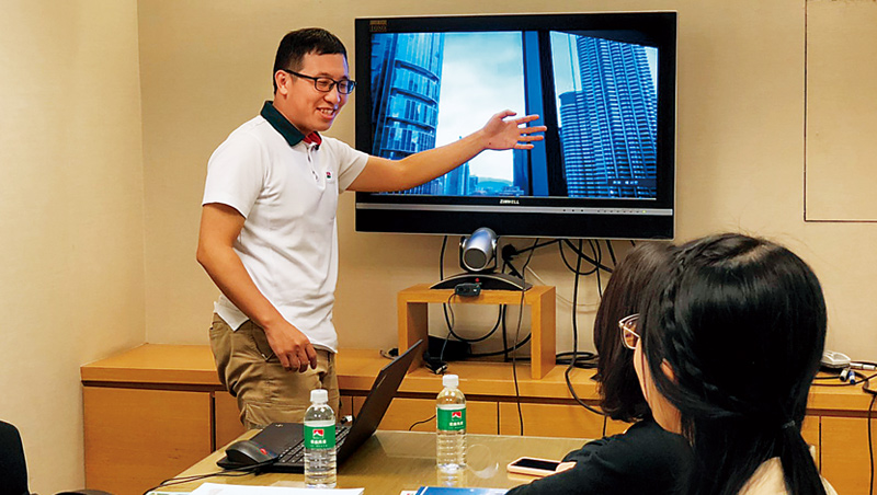 因應疫情衝擊，房仲正透過實境視訊，為台灣買家介紹馬來西亞預售屋。